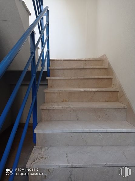 Industrial for rent at Calle Luis I, Villa de Vallecas, Madrid, 28031 with property, stairs, wood, building, paint, fixture, house, floor, wood stain and flooring around