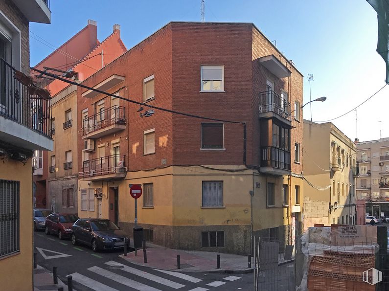 Local en alquiler y venta en Calle Ana María, 8, Tetuán, Madrid, 28039 con coche, edificio, cielo, ventana, infraestructura, superficie de carretera, casa, diseño urbano, rueda y barrio alrededor