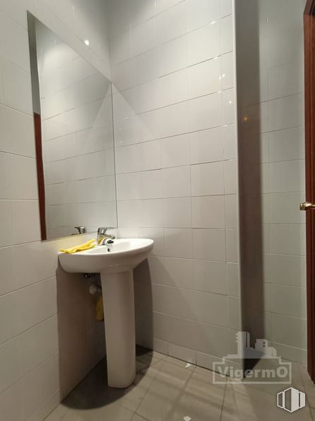 Local en alquiler y venta en Zona Centro, Torrejón de Ardoz, Madrid, 28850 con fregadero, espejo, grifo, accesorios de fontanería, cuarto de baño, accesorio, lavabo, interiorismo, suelos y suelo alrededor