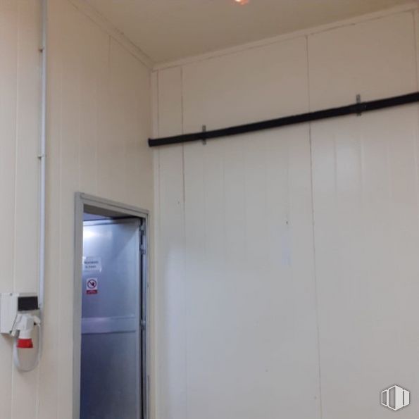 Industrial for sale at Avenida Fuenlabrada, Humanes de Madrid, Madrid, 28970 with fixture, gas, handle, paint, composite material, ceiling, building, glass, flooring and aluminium around