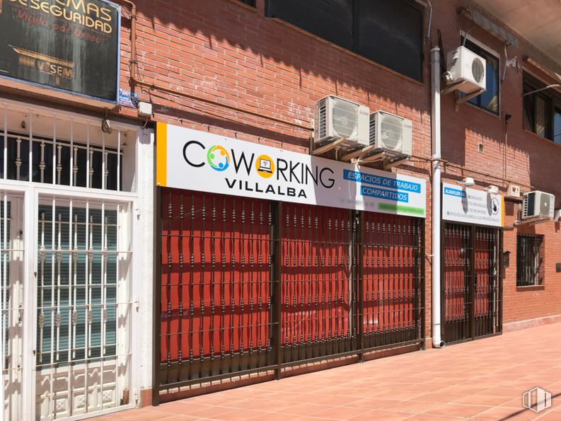 Oficina en alquiler en Calle Cercedilla, 7, Collado Villalba, Madrid, 28400 con ventana, propiedad, madera, arquitectura, ladrillo, vecindario, pared, tipografía, fachada, valla y enladrillado alrededor