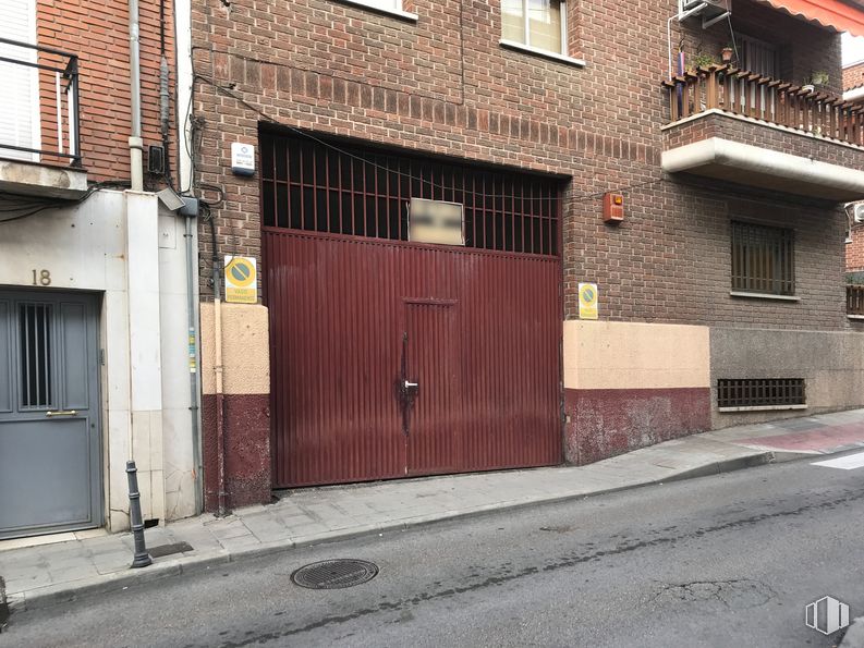 Nave en alquiler en Calle Hospital, 16, Pozuelo de Alarcón, Madrid, 28223 con ventana, puerta, edificio, madera, superficie de la carretera, asfalto, barrio, zona residencial, ladrillo y accesorio alrededor