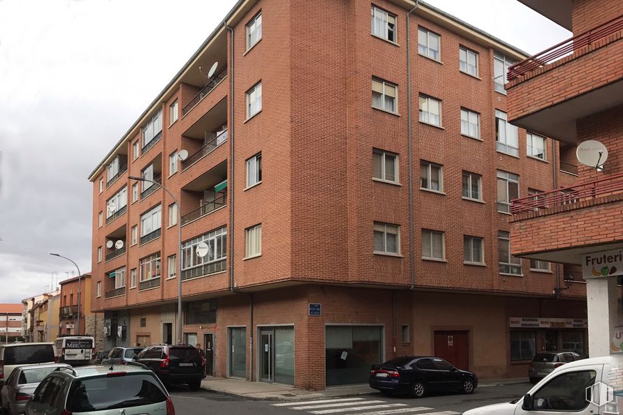 Retail for sale & for rent at Calle Virgen de la Soterraña, 1, Ávila, 05005 with car, building, land vehicle, automotive parking light, vehicle, sky, property, window, tire and wheel around