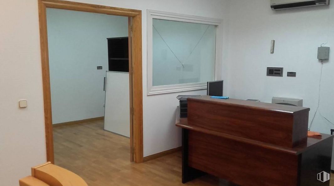 Retail for sale at Avenida Coronel Baeza, Toledo, 45004 with furniture, property, wood, interior design, lighting, flooring, floor, fixture, wood stain and wall around