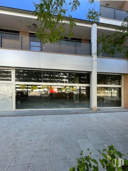 Retail for rent at Avenida Víctimas del Terrorismo, Alcalá de Henares, Madrid, 28806 with plant, property, building, shade, urban design, public space, tree, sky, city and commercial building around