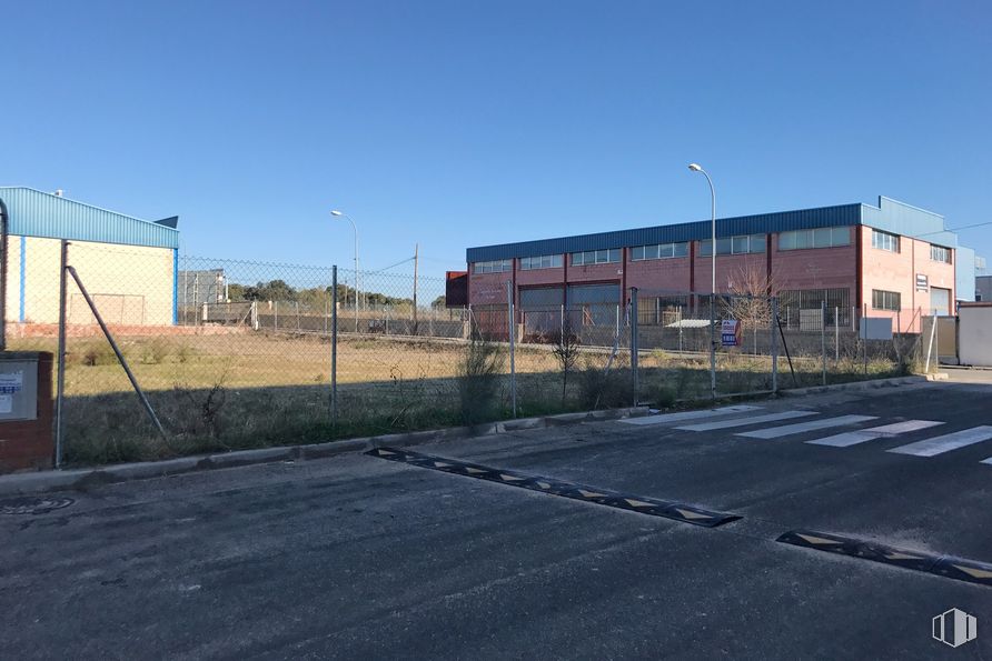 Suelo en venta en Zona industrial Chapinería, Chapinería, Madrid, 28694 con edificio, cielo, luz de la calle, planta, superficie de la carretera, asfalto, terreno, tar, diseño urbano y ventana alrededor