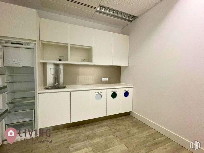 Oficina en alquiler en Natea Business Park, Avenida Industria, 4, Alcobendas, Madrid, 28108 con ebanistería, refrigerador, cafetera, alacena, electrodoméstico, encimera, edificio, aparato de cocina, cocina y cocina alrededor