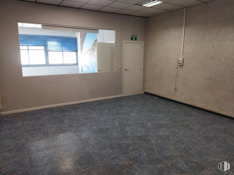 Industrial for rent at Calle Laguna Del Marquesado, Villaverde, Madrid, 28021 with door, window, building, wood, hall, interior design, floor, flooring, house and fixture around