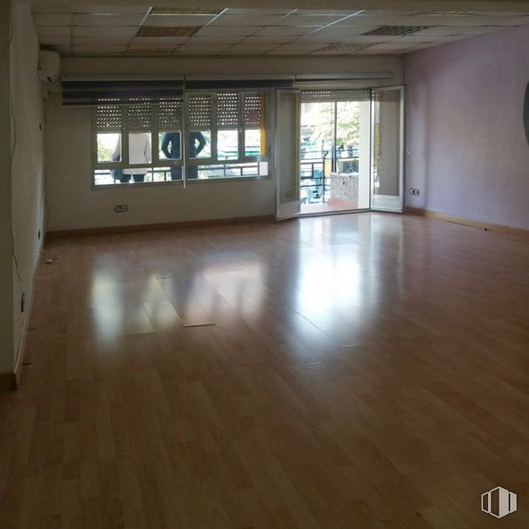 Office for rent at Zona Pradillo, Móstoles, Madrid, 28931 with window, building, hall, wood, fixture, flooring, floor, shade, laminate flooring and hardwood around