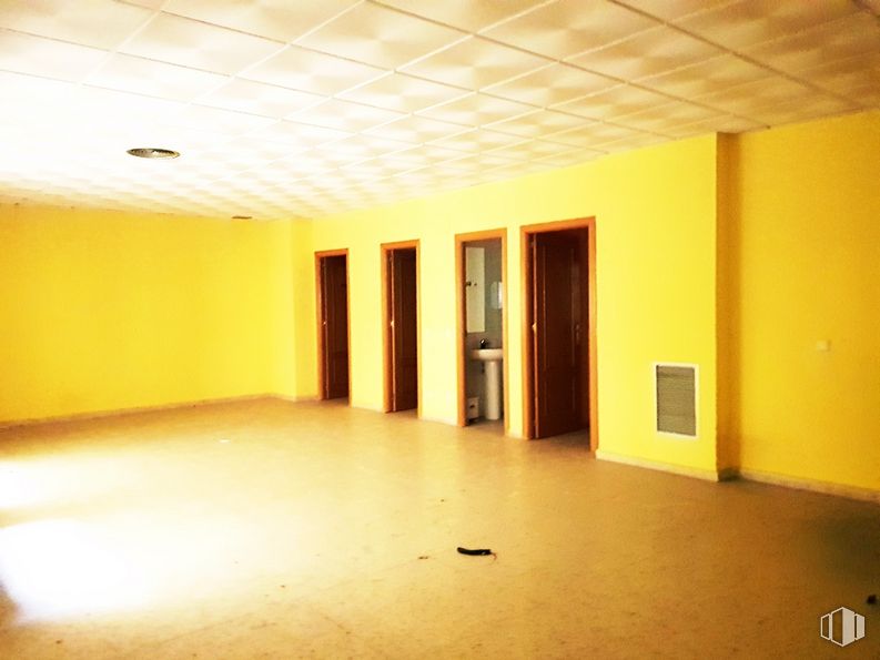 Office for rent at Avenida Madrid, Toledo, 45003 with door, property, fixture, wood, flooring, amber, floor, hall, tints and shades and ceiling around