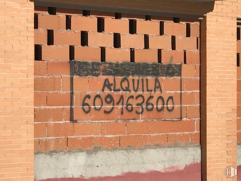 Local en alquiler y venta en Avenida Príncipe de Asturias, 46, Alovera, Guadalajara, 19208 con productos envasados, rectángulo, ladrillo, albañilería, naranja, material de construcción, fuente, ámbar, línea y madera alrededor