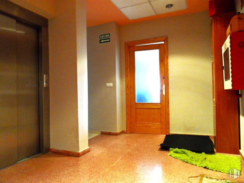 Industrial for sale at Polígono Los Olivos, Getafe, Madrid, 28906 with door, flooring, wall, floor, wood, interior design, ceiling, wood stain, home door and room around