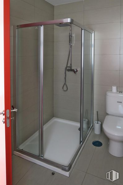 Oficina en alquiler y venta en Edificio Espacios Baluarte, Carretera Fuencarral a Alcobendas, 14, Fuencarral - El Pardo, Madrid, 28049 con inodoro, producto, accesorio, cuarto de baño, suelo, línea, ducha, rectángulo, propiedad material y accesorios de fontanería alrededor