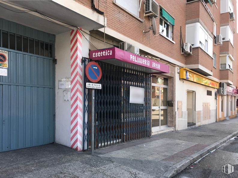 Retail for sale at Calle Puerto Bonaigua, 1, Torrejón de Ardoz, Madrid, 28850 with window, building, fixture, door, road surface, facade, sidewalk, wood, house and city around