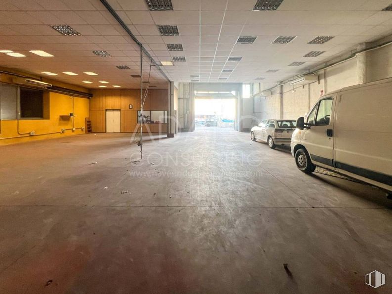 Industrial for rent at Calle Empleo, Getafe, Madrid, 28906 with car, van, tire, wheel, floor, automotive parking light, parking lot, parking, hall and light commercial vehicle around