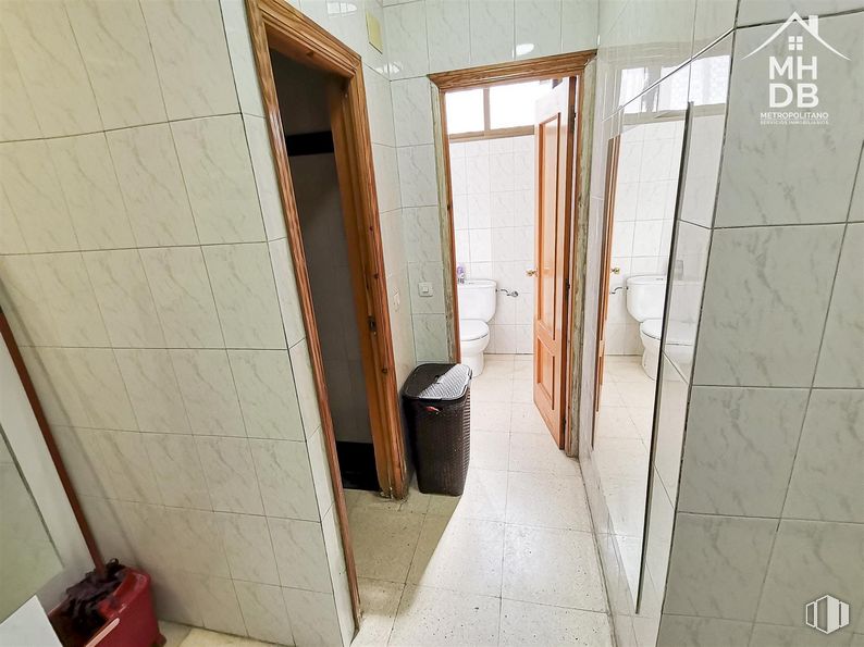 Local en venta en Zona Rosas, San Blas - Canillejas, Madrid, 28022 con contenedor de basura, accesorio, madera, suelos, suelo, casa, edificio, puerta, techo y material compuesto alrededor