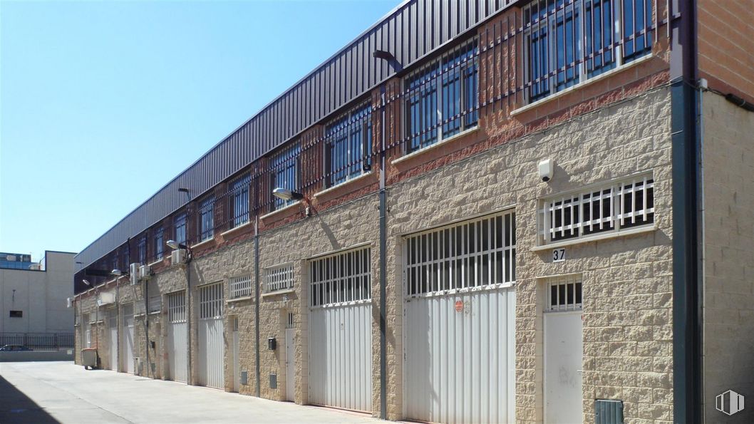 Nave en alquiler en Calle Valle de Tobalina, 52, Villaverde, Madrid, 28021 con edificio, ventana, cielo, accesorio, madera, fachada, ciudad, material compuesto, diseño urbano y puerta alrededor