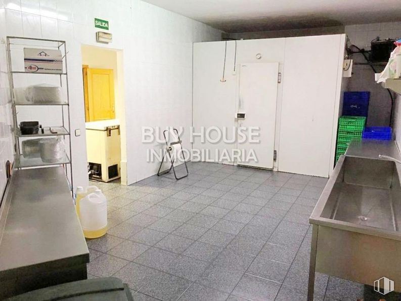 Retail for sale at Avenida Castilla-La Mancha, Illescas, Toledo, 45200 with packaged goods, furniture, table top, interior design, building, house, floor, flooring, gas and door around