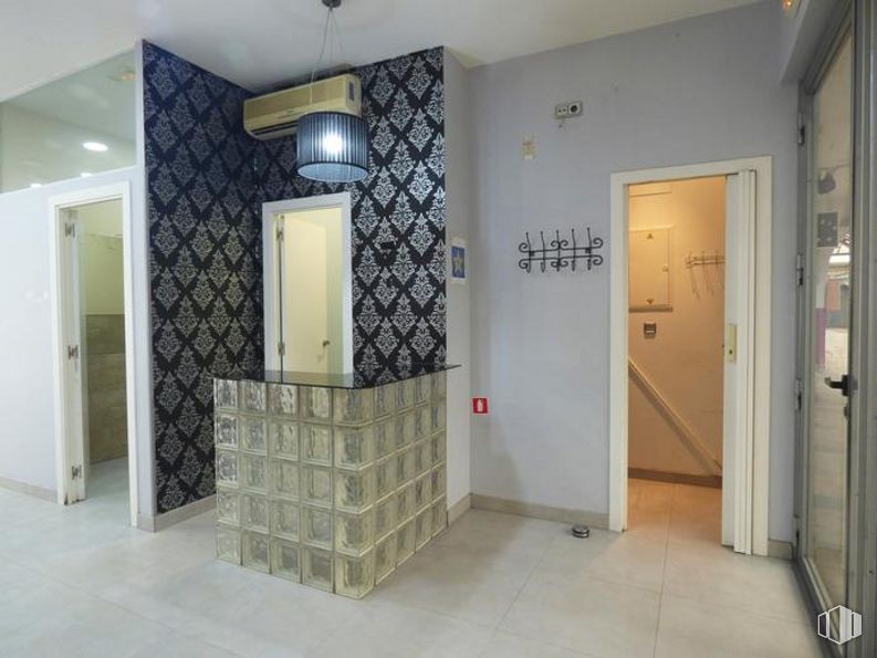 Local en venta en Calle Pablo Casals, Parla, Madrid, 28980 con lámpara, puerta, propiedad, casa, madera, diseño de interiores, accesorio, suelo, piso y pasillo alrededor