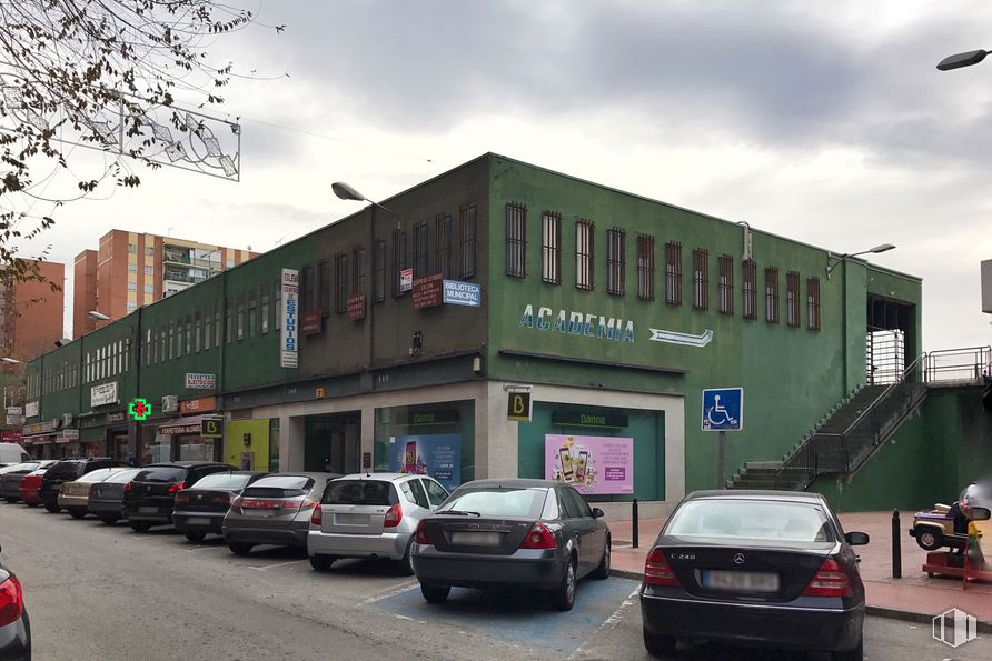 Local en venta en Calle Entrepeñas, 4, Alcalá de Henares, Madrid, 28803 con coche, edificio, luz de estacionamiento automotriz, vehículo terrestre, nube, cielo, vehículo, placa de matrícula del vehículo, luz trasera y de freno automotriz y rueda alrededor