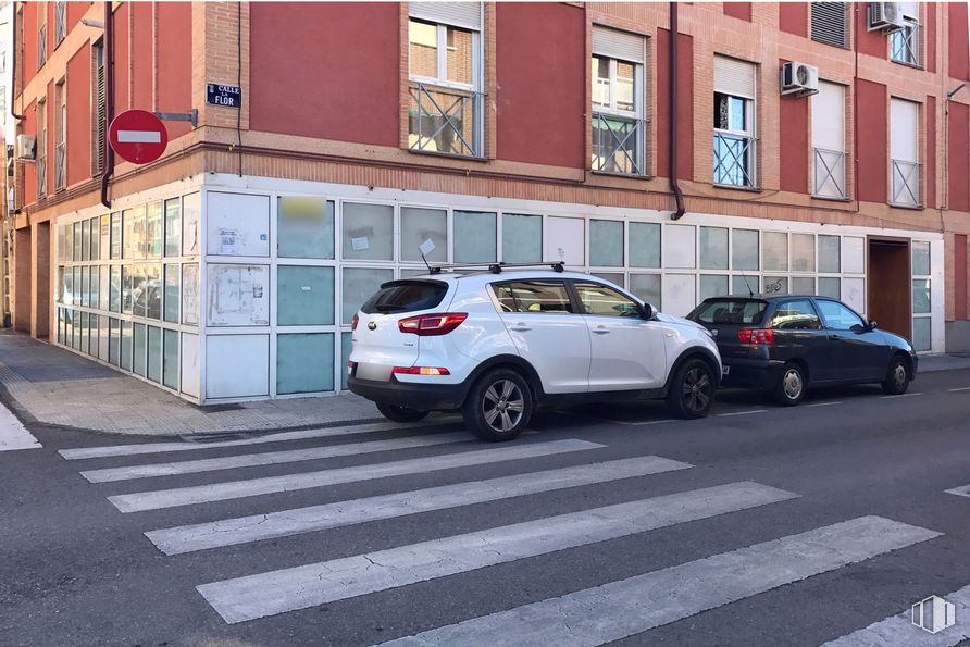 Retail for sale at Calle Flor, Azuqueca de Henares, Guadalajara, 19200 with car, tire, wheel, land vehicle, vehicle, window, vehicle registration plate, building, motor vehicle and asphalt around