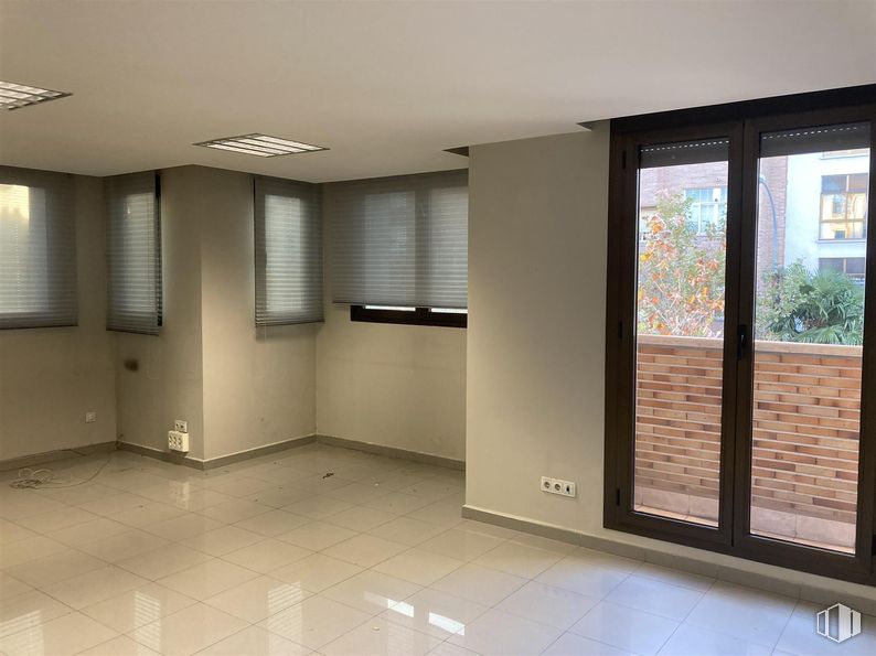 Oficina en alquiler en Avenida Reyes Catolicos, 2, Majadahonda, Madrid, 28220 con persiana de la ventana, lámpara, ventana, suelos, suelo, madera, interiorismo, techo, habitación y apartamento alrededor