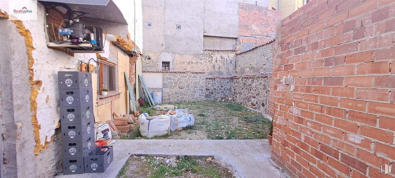 Retail for sale at Casco histórico, Segovia, 40003 with plant, brick, brickwork, building, wall, road surface, gas, grass, landscape and flooring around