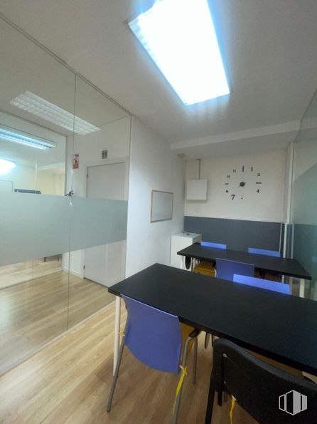 Local en alquiler en Zona Fuente del Berro, Salamanca, Madrid, 28028 con silla, lámpara, alumbrado, escritorio, mesa, mueble, edificio, ventana, madera y interiorismo alrededor