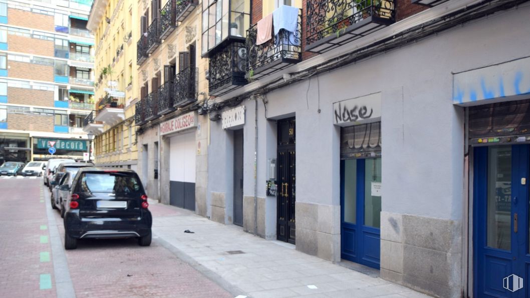 Local en venta en Calle Monteleón, 50, Chamberí, Madrid, 28010 con coche, edificio, vehículo terrestre, rueda, vehículo, ventana, azul, puerta, neumático y barrio alrededor