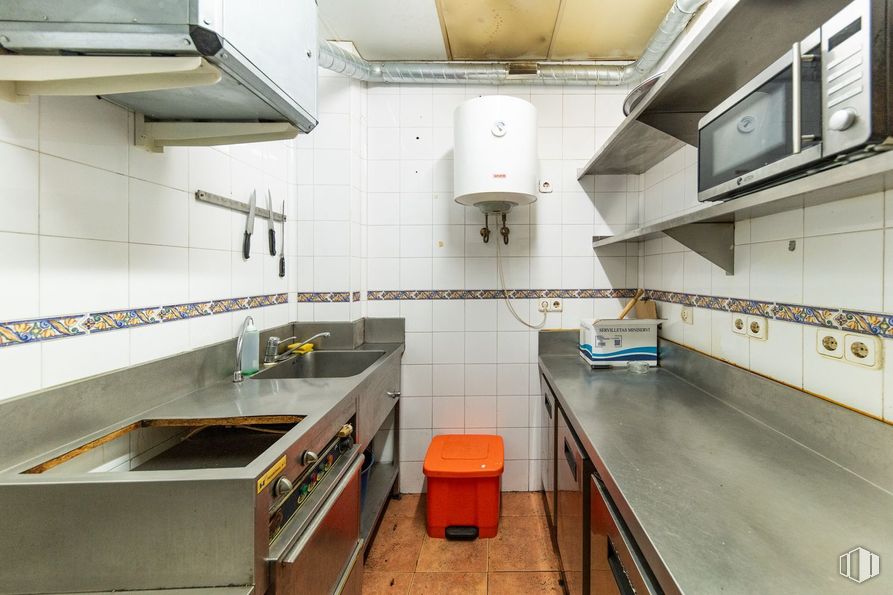 Retail for sale at Zona Pacífico, Retiro, Madrid, 28007 with countertop, cabinetry, kitchen sink, kitchen, sink, interior design, kitchen appliance, kitchen stove, house and tap around