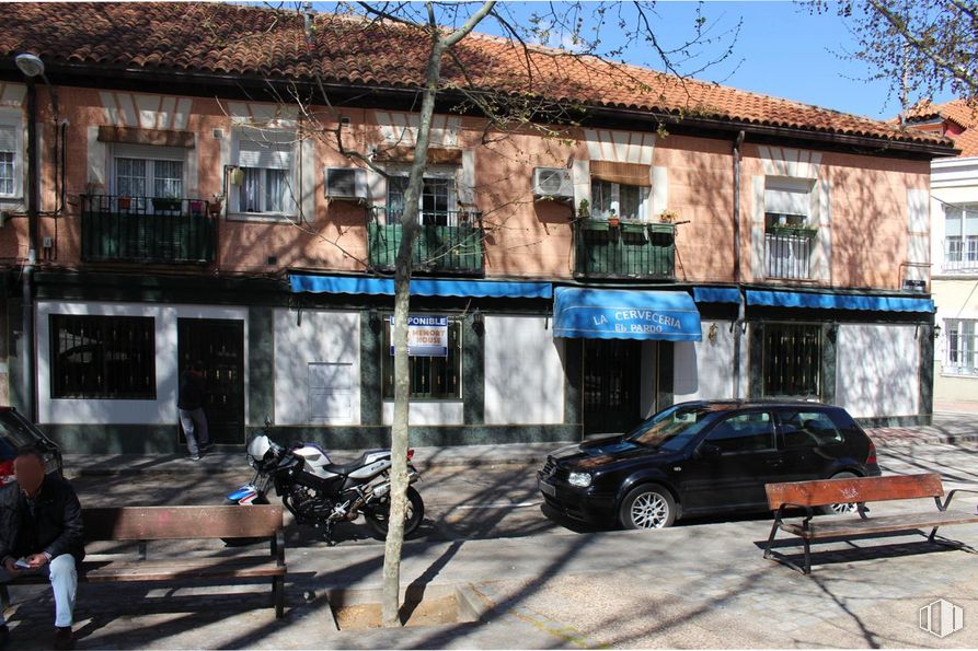 Local en venta en Plaza Rogelio Enríquez, Fuencarral - El Pardo, Madrid, 28048 con coche, mesa de trabajo, persona, motocicleta, ventana, edificio, propiedad, rueda, neumático y vehículo alrededor