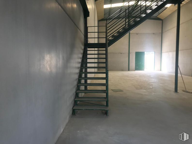 Industrial for sale at Zona industrial, Yuncos, Toledo, 45210 with stairs, floor, flooring, composite material, metal, grey, building material, handrail, glass and daylighting around