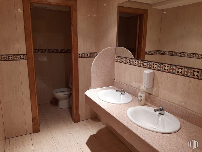 Local en venta en Calle Segura, 11, Mejorada del Campo, Madrid, 28840 con fregadero, inodoro, marrón, accesorio de plomería, grifo, propiedad, lavabo de baño, espejo, edificio y baño alrededor