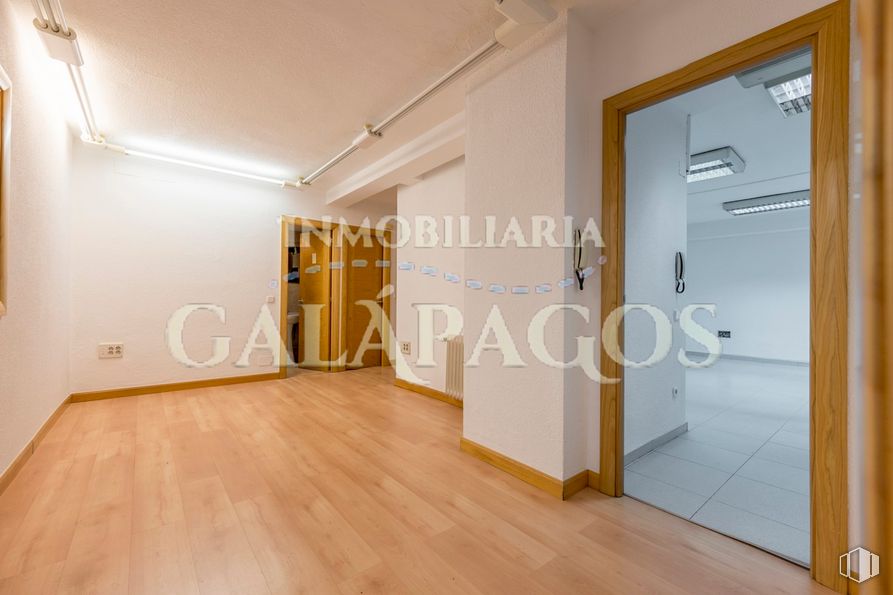 Oficina en alquiler en Calle Dulcinea, 69, Tetuán, Madrid, 28020 con accesorio, madera, edificio, interiorismo, suelos, suelo, hall, puerta, suelo laminado y madera dura alrededor