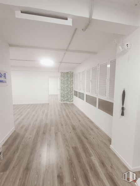 Office for rent at Avenida Pedro Díez, 22, Carabanchel, Madrid, 28019 with flooring, floor, wood flooring, wood, ceiling, laminate flooring, interior design, hardwood, plank and silver around