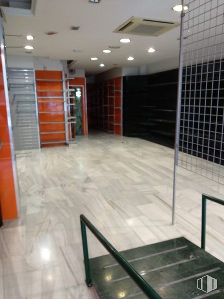 Retail for sale & for rent at Calle Brunete, 5, Fuenlabrada, Madrid, 28945 with furniture, fixture, interior design, door, floor, flooring, wall, mesh, composite material and building around