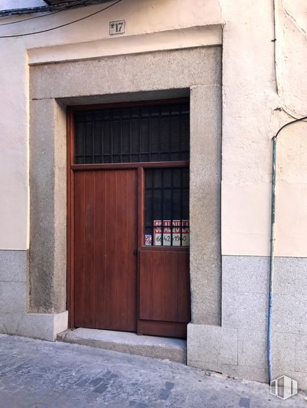 Retail for rent at Calle Tendillas, 17, Toledo, 45002 with door, azure, fixture, wood, architecture, rectangle, home door, material property, facade and brick around