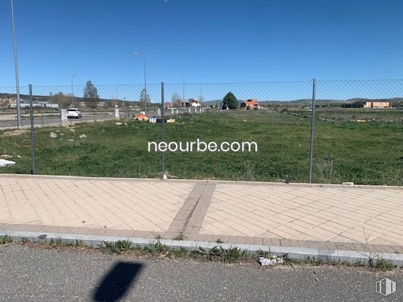 Land for sale at Calle Jesús Grande Aparicio, Ávila, 05002 with sky, street light, infrastructure, road surface, plant, land lot, asphalt, urban design, tar and residential area around