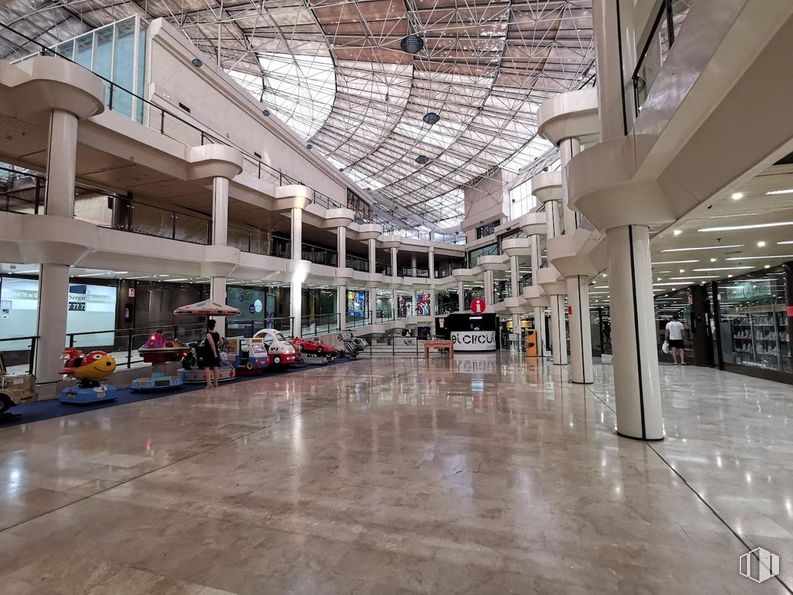 Retail for sale at Avenida Constitución, 90, Torrejón de Ardoz, Madrid, 28850 with building, retail, city, commercial building, metropolitan area, fixture, ceiling, urban area, human settlement and flooring around