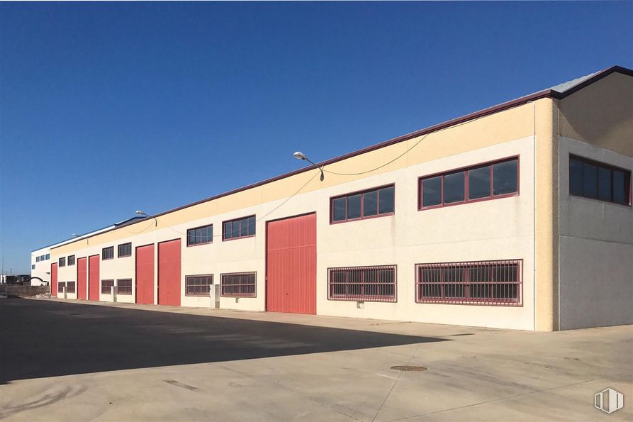 Industrial for sale at Calle Ingeniero Goicoechea, 30, Talavera de la Reina, Toledo, 45614 with window, building, sky, fixture, door, rectangle, asphalt, composite material, facade and tints and shades around