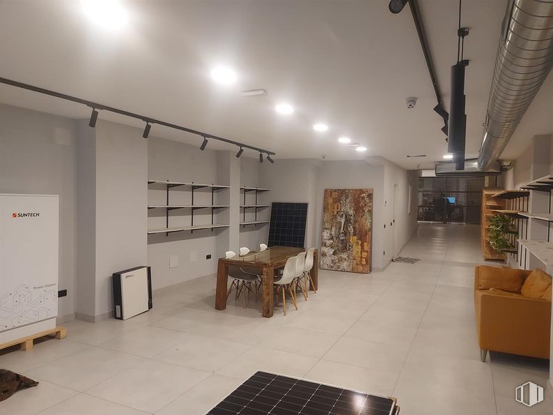 Local en alquiler en Calle Batalla Salado, Arganzuela, Madrid, 28045 con silla, sofá, mesa de cocina y comedor, mesa, mueble, interiorismo, suelo, estante, suelos y hall alrededor