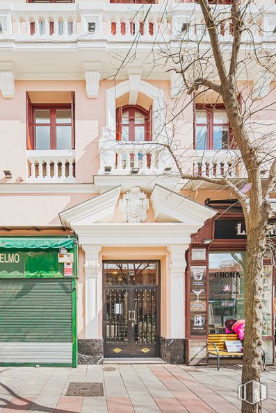 Oficina en alquiler en Calle Conde Peñalver, 52, Salamanca, Madrid, 28006 con ventana, mesa de trabajo, edificio, arquitectura, puerta, diseño urbano, fachada, árbol, simetría y casa alrededor