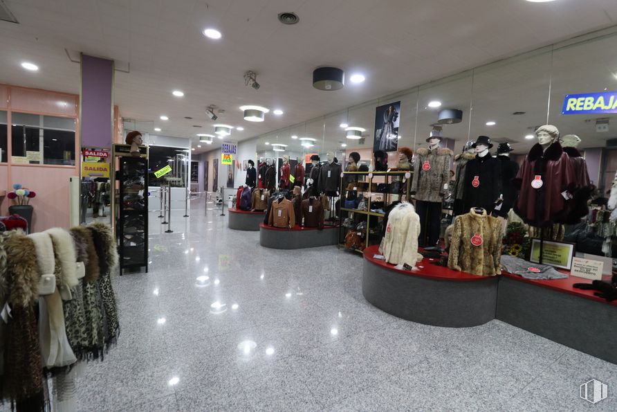 Local en venta en Avenida Fuenlabrada, 92, Humanes de Madrid, Madrid, 28970 con bolsa, ropa de calle, equipaje y bolsos, persona, edificio, diseño automotriz, suelo, piso, cliente y venta minorista alrededor