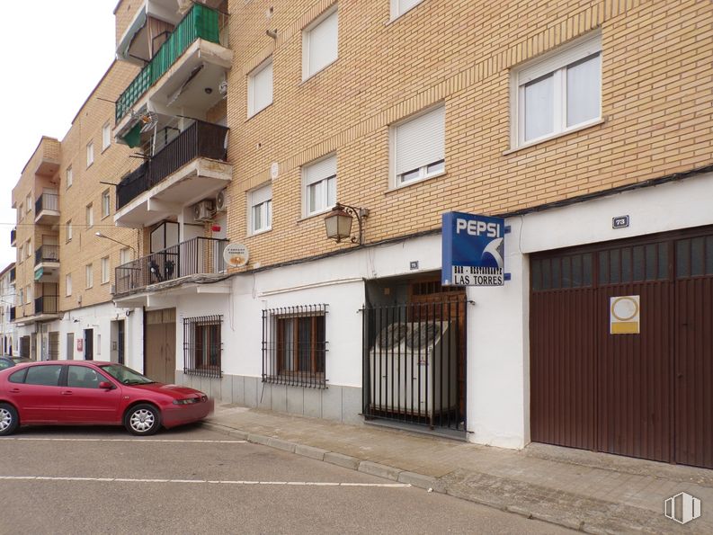 Retail for sale at Calle Convento, Tembleque, Toledo, 45780 with car, window, building, automotive parking light, land vehicle, tire, wheel, vehicle, house and automotive lighting around