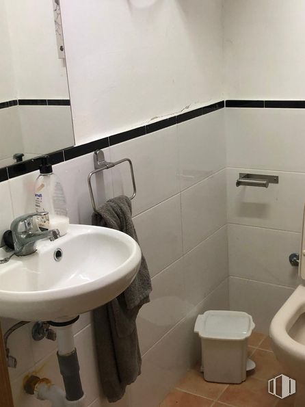 Retail for rent at Calle San Agustín, Las Rozas de Madrid, Madrid, 28230 with sink, toilet, property, tap, bathroom sink, mirror, black, purple, bathroom and plumbing fixture around