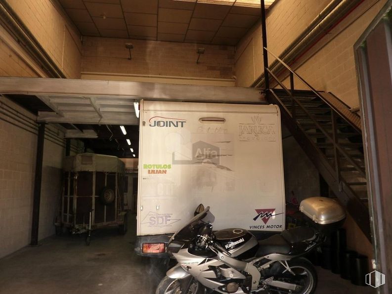 Nave en venta en Polígono Industrial La Mina, Colmenar Viejo, Madrid, 28770 con motocicleta, rueda, neumático, neumático de automoción, vehículo, iluminación del automóvil, alumbrado, diseño automovilístico, pared y guardabarros alrededor