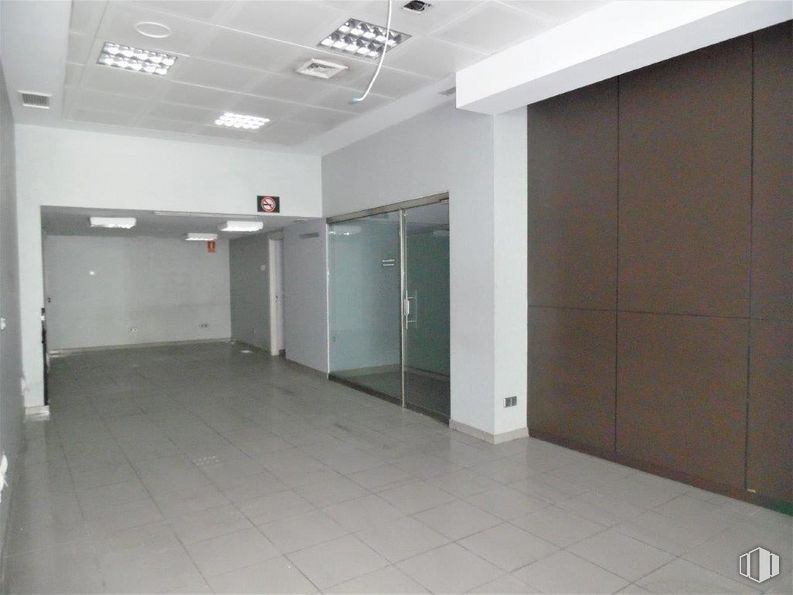 Retail for sale & for rent at Paseo Chopera, 5, Alcobendas, Madrid, 28100 with building, fixture, door, flooring, floor, hall, ceiling, glass, aluminium and smoke detector around