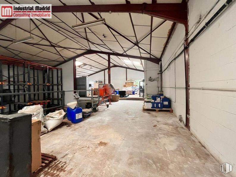 Industrial for sale at Polígono Industrial El Cañal, Arganda del Rey, Madrid, 28500 with person, packaged goods, wood, tire, shade, floor, flooring, asphalt, hall and gas around