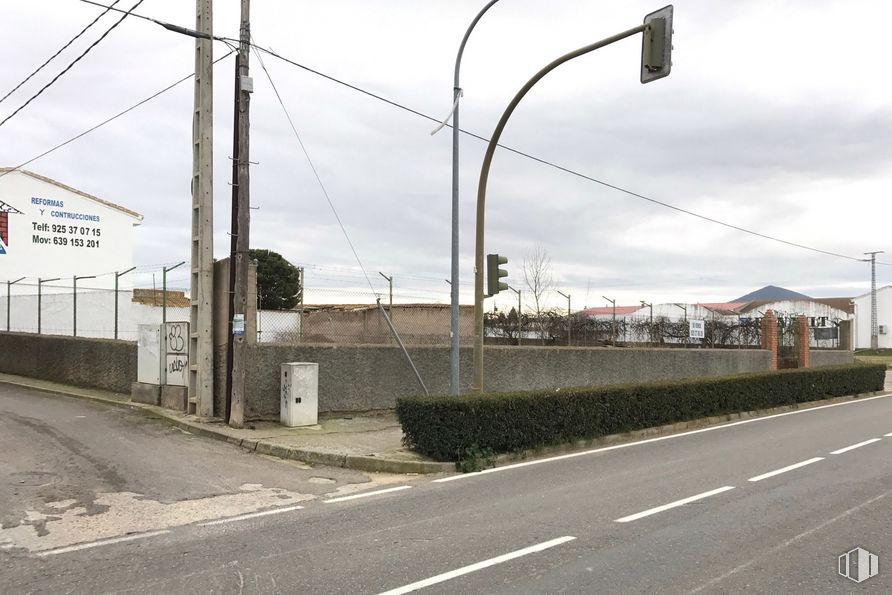 Land for sale at Zona Santa Bárbara, Polán, Toledo, 45161 with lighting, cloud, sky, street light, plant, road surface, asphalt, electricity, building and neighbourhood around