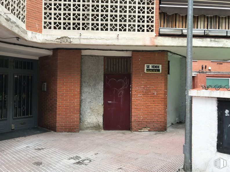 Retail for sale at Calle Empecinado, 62, Móstoles, Madrid, 28937 with door, window, building, brickwork, wood, brick, road surface, neighbourhood, material property and fixture around